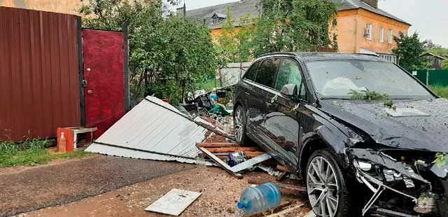 Пьяная парковка: водитель на иномарке снес забор на улице Бутлерова в Дзержинске