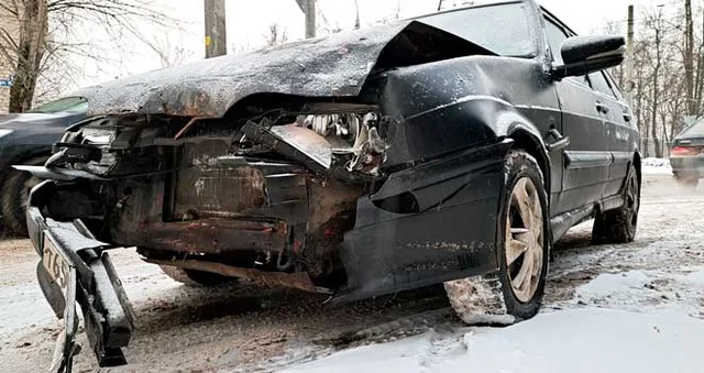 Дорожный приоритет: два автомобиля столкнулись на нерегулируемом перекрестке в Дзержинске