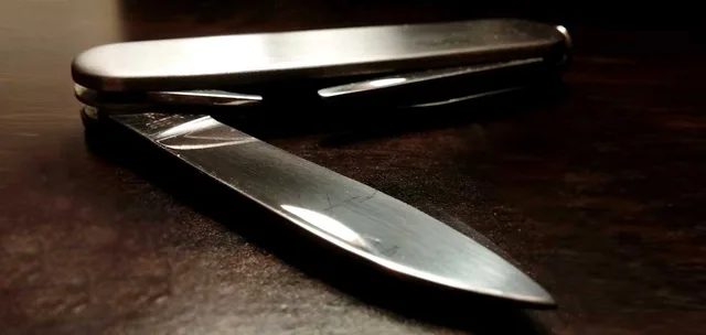 В Дзержинске двое молодых мужчин напали на прохожего с ножом