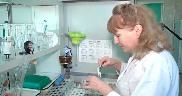 Усиленный контроль: сотрудники экологической службы Дзержинска проверяют воздух на наличие вредных веществ после пожара