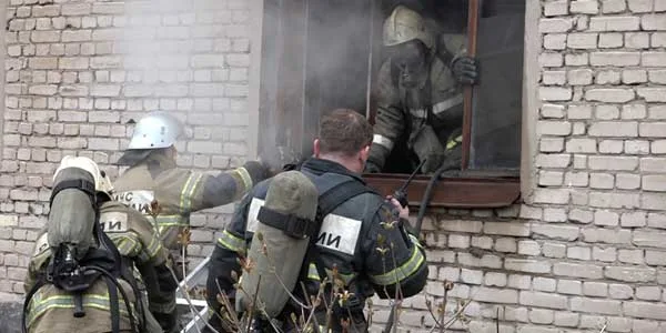 Пожары с эвакуацией. Полыхающий мусор и кровать тушили огнеборцы в Дзержинске