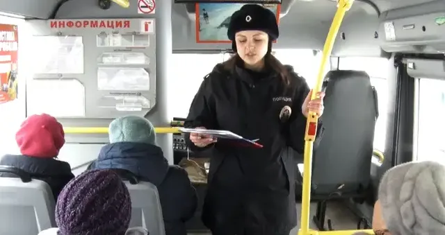 Крепче держись: беседы с пассажирами общественного транспорта провели сотрудники ГИБДД Дзержинска