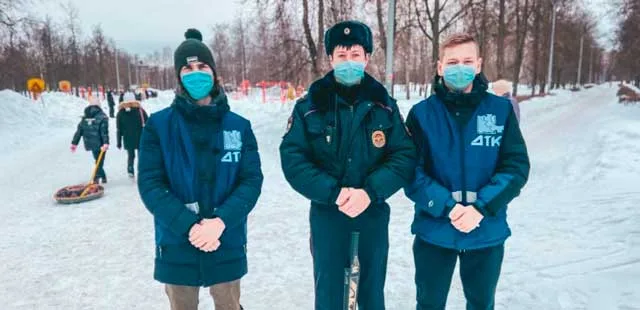 Студенческий десант: добровольные народные дружинники патрулируют с полицейскими улицы Дзержинска