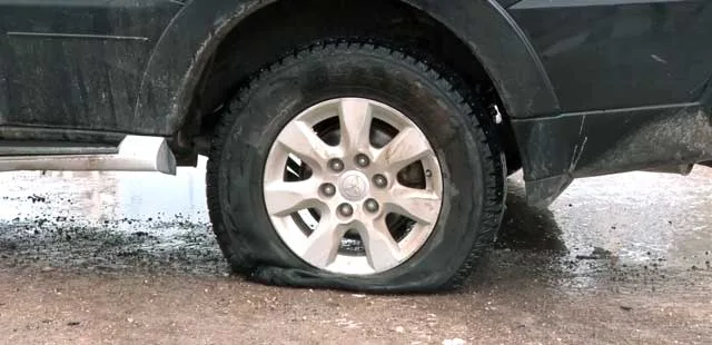 Дорожный провал: асфальт ушел из-под колес автомобиля в Дзержинске