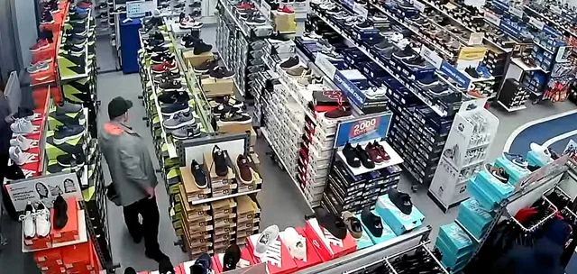Дзержинские оперативники разыскивают похитителя спортивных курток
