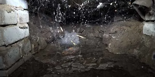Коммунальный фонтан: в одном из домов Дзержинска вода подмывает первый этаж