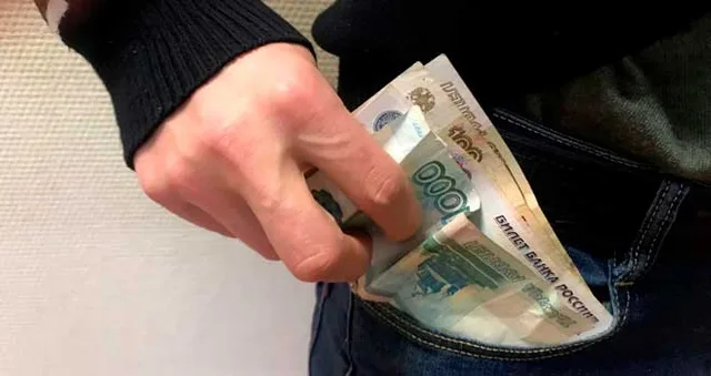 В чужой карман: в Дзержинске неизвестный забрал забытые в банкомате деньги
