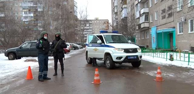 Каски, оружие и бронежилеты: учения переполошили жителей одного из домов в Дзержинске