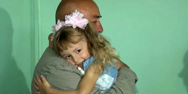 Главное, улыбается. 5-летнюю Зарину Авгонову, которая потерялась в лесу, выписали из больницы