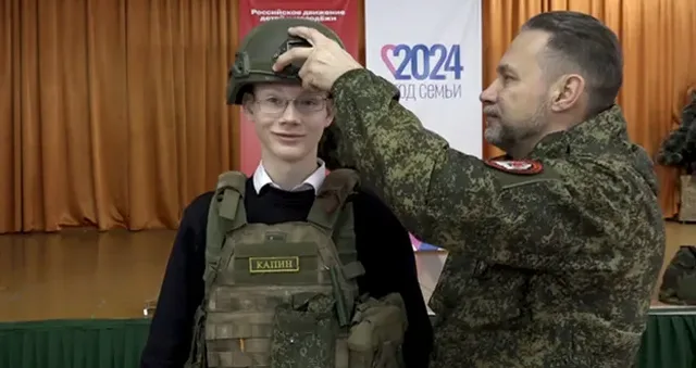 Разговоры о важном: депутат Гордумы, участник СВО Сергей Чендырин встретился с дзержинскими старшеклассниками