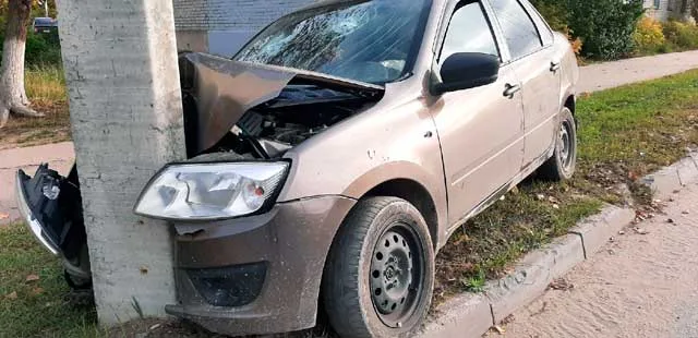 Коварный поворот: автомобиль угодил в столб на одной из дорог Дзержинска