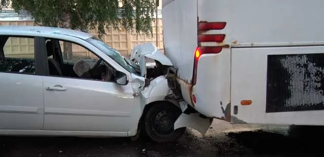 Неравные габариты: авария с участием автомобиля и автобуса произошла в Дзержинске