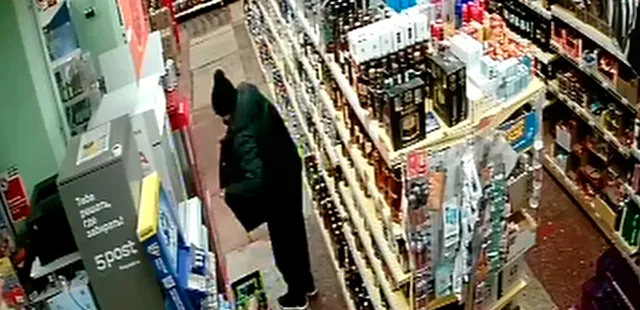 Деликатесы мимо кассы: около ста банок икры похитил дзержинец из продуктовых магазинов