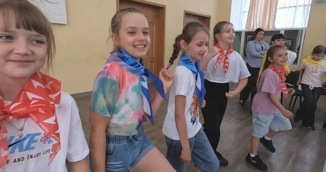 «Летняя страна — детство»: традиционный городской фестиваль активов школьных лагерей состоялся в Дзержинске