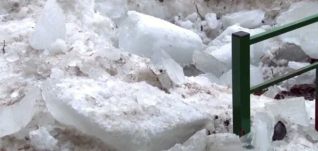 В Нижнем Новгороде ледяная глыба упала на детскую коляску с одномесячной девочкой