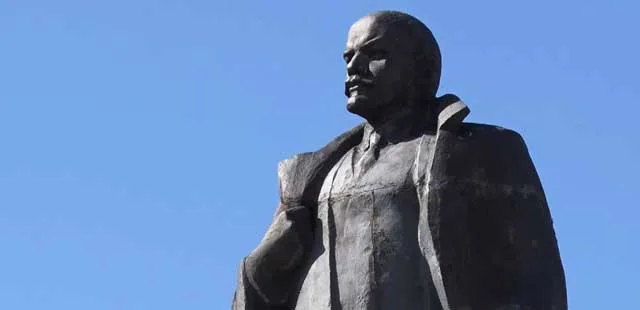 Чистый Ленин: памятник вождю пролетариата помыли в Дзержинске