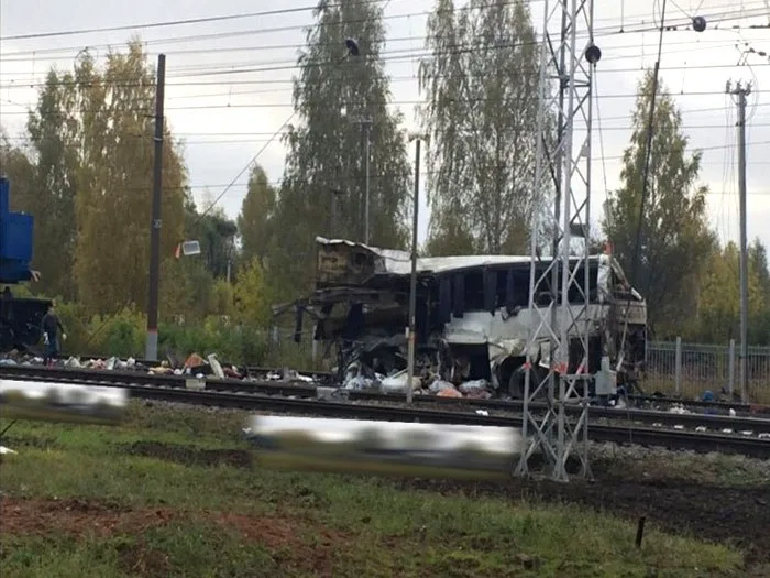Под Владимиром поезд врезался в застрявший на переезде автобус. Есть погибшие