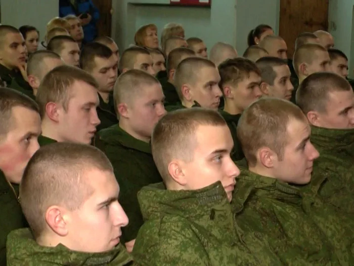Дзержинских призывников торжественно проводили на военную службу