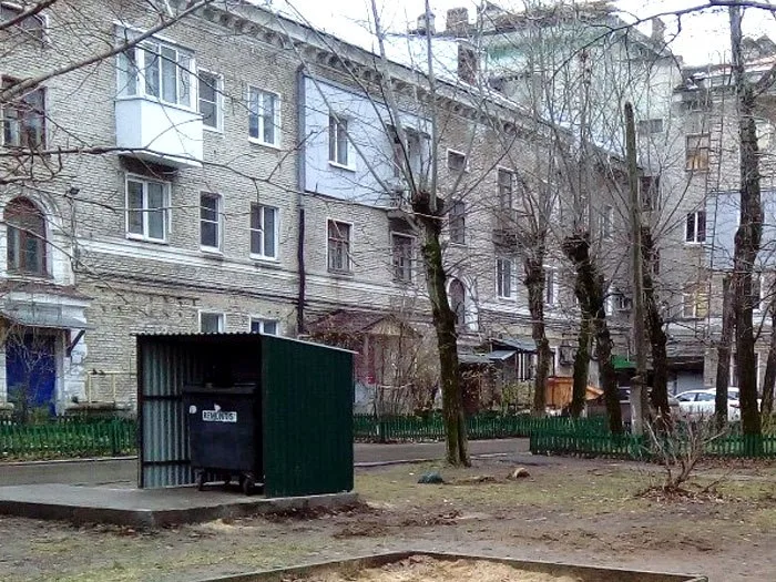 В Дзержинске из двора с мусоркой на детской площадке убрали все игровые элементы