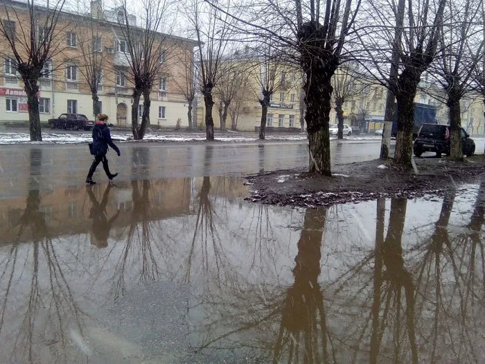 Город плывет. Дзержинцы поделились фотографиями луж и грязи на улицах