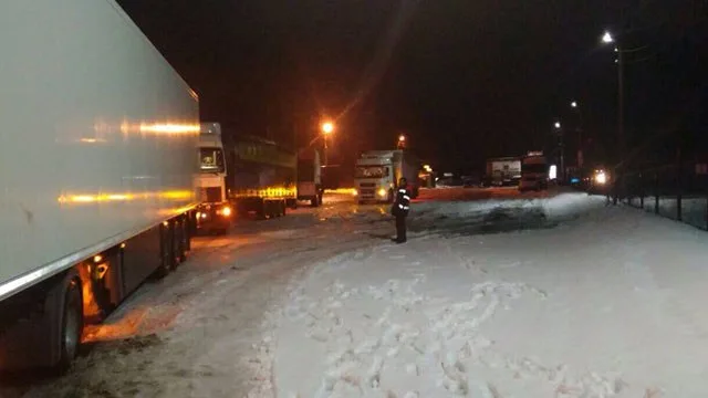 Нижегородские спасатели вытащили три фуры, застрявшие в снегу на трассе М7