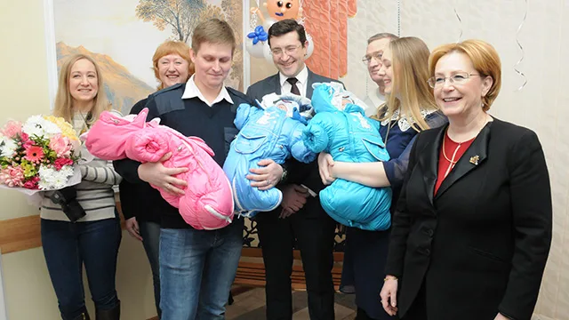 Глеб Никитин поздравил нижегородскую семью с рождением трех малышей