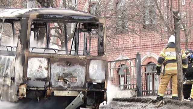 В центре Нижнего Новгорода загорелась маршрутка с пассажирами