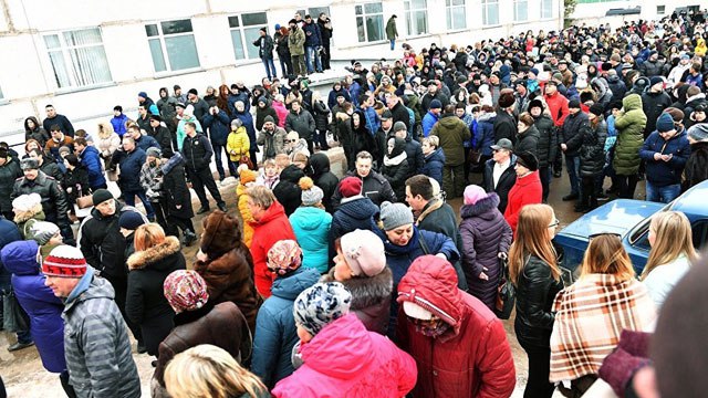 Митингующие жители Волоколамска напали на чиновников