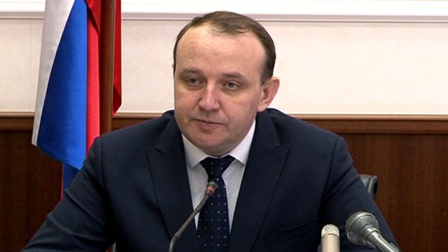 Глава дзержинской администрации Виктор Нестеров получил Почетный штандарт губернатора