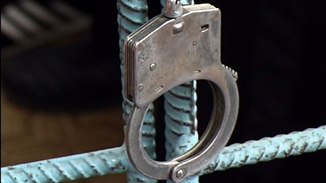 На Автозаводе поймали маньяка, который удерживал девушку в своем гараже