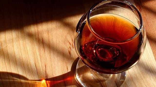 Роскачество выявило, что треть коньяка в России — подделка