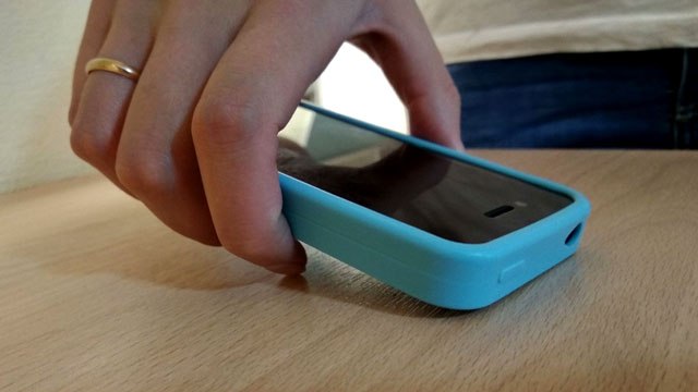 Жительница Дзержинска присвоила телефон забывчивой посетительницы торгового павильона