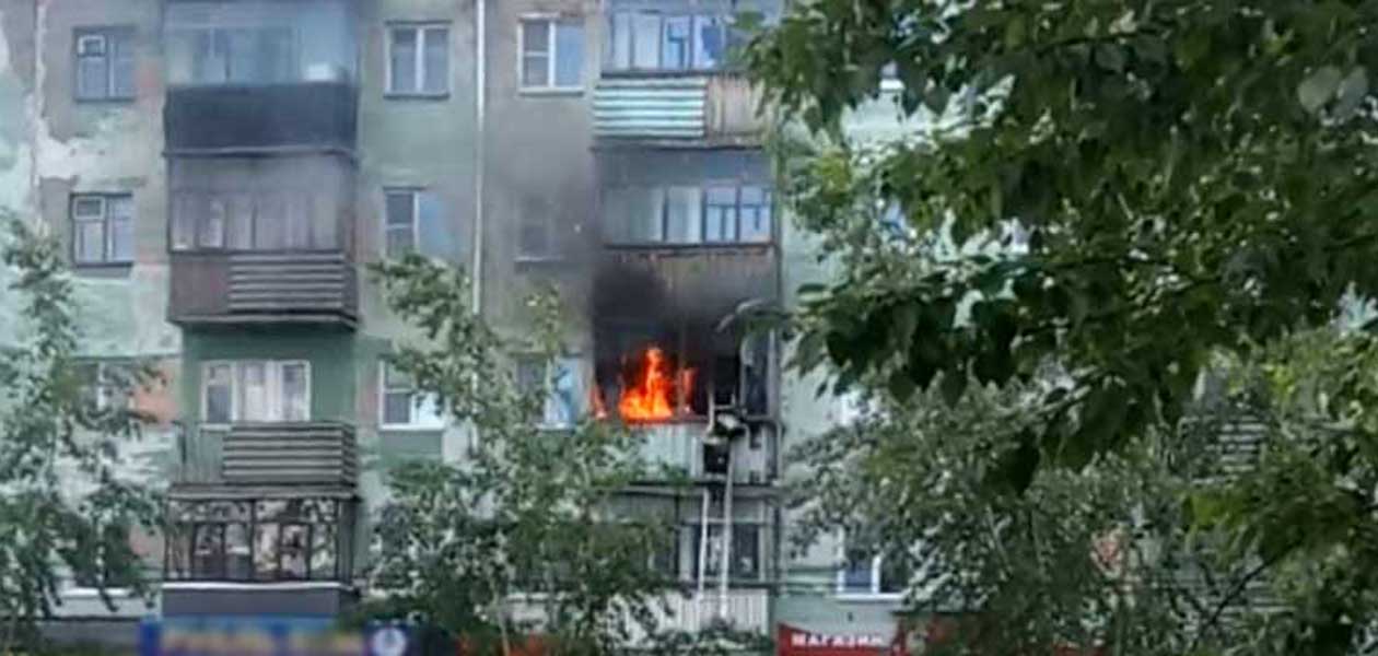 В Дзержинске на проспекте Ленина в пятиэтажке загорелся балкон