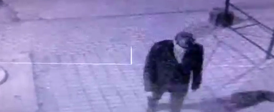 Очевидцы, откликнитесь! Пьяный дзержинец повредил дверь припаркованного автомобиля