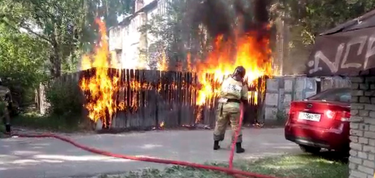 Тополиный пух, жара, огонь. В Дзержинске на бульваре Правды горел сарай