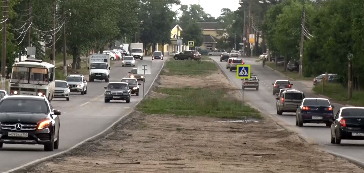 Дзержинцы спорят, что лучше — газон или широкая дорога?