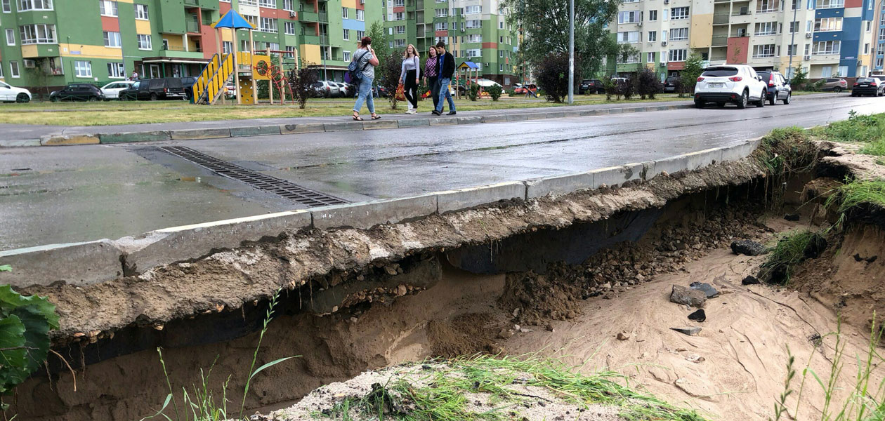 В Нижнем Новгороде новую дорогу разрушило ливнем