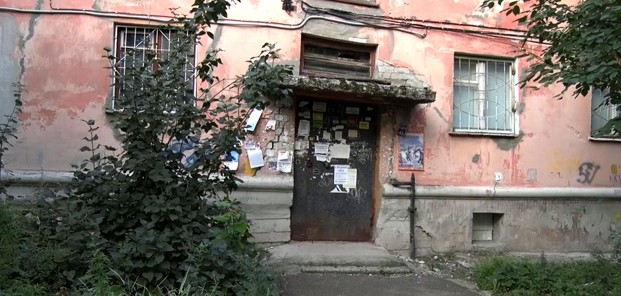 «Уходим на работу в страхе!» Жители частично расселенного дома в Дзержинске четыре года ждут новое жилье