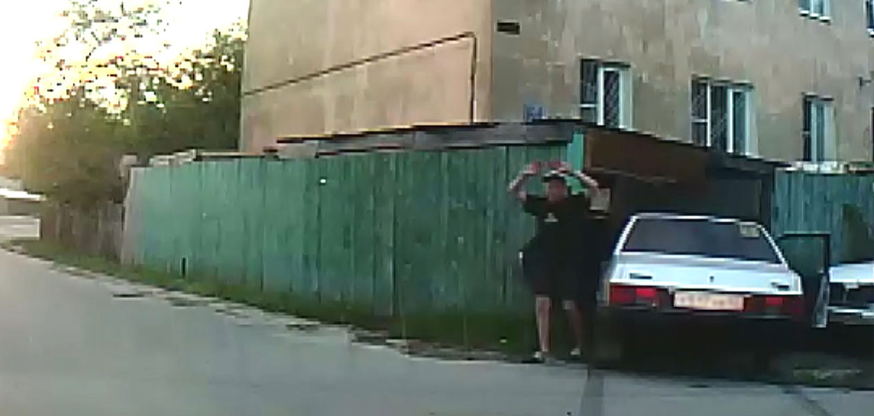 19-летний дзержинец переехал детскую площадку и врезался в забор, спасаясь от ГИБДД