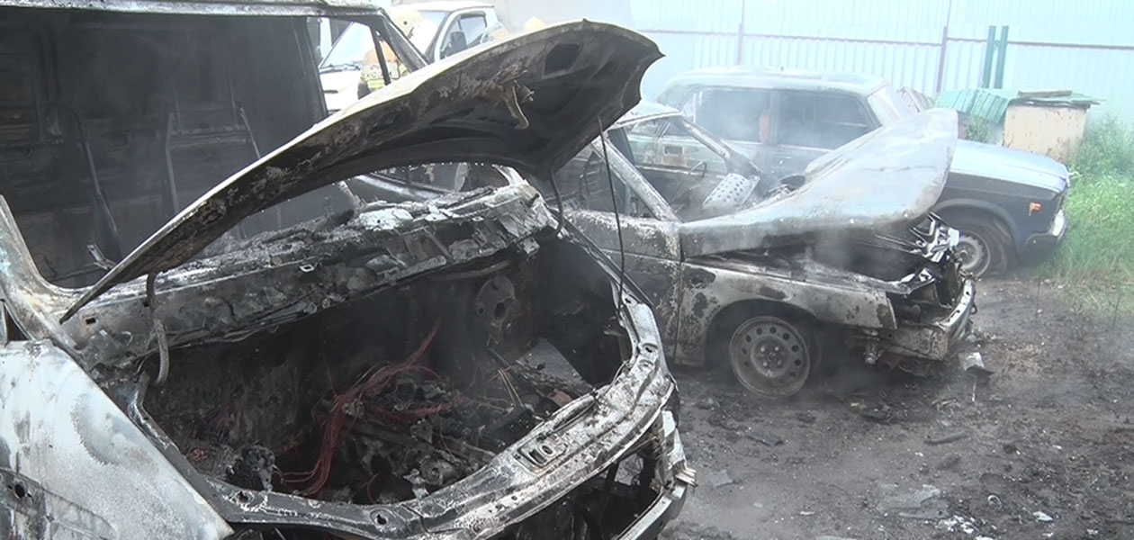 В Дзержинске загорелась автостоянка