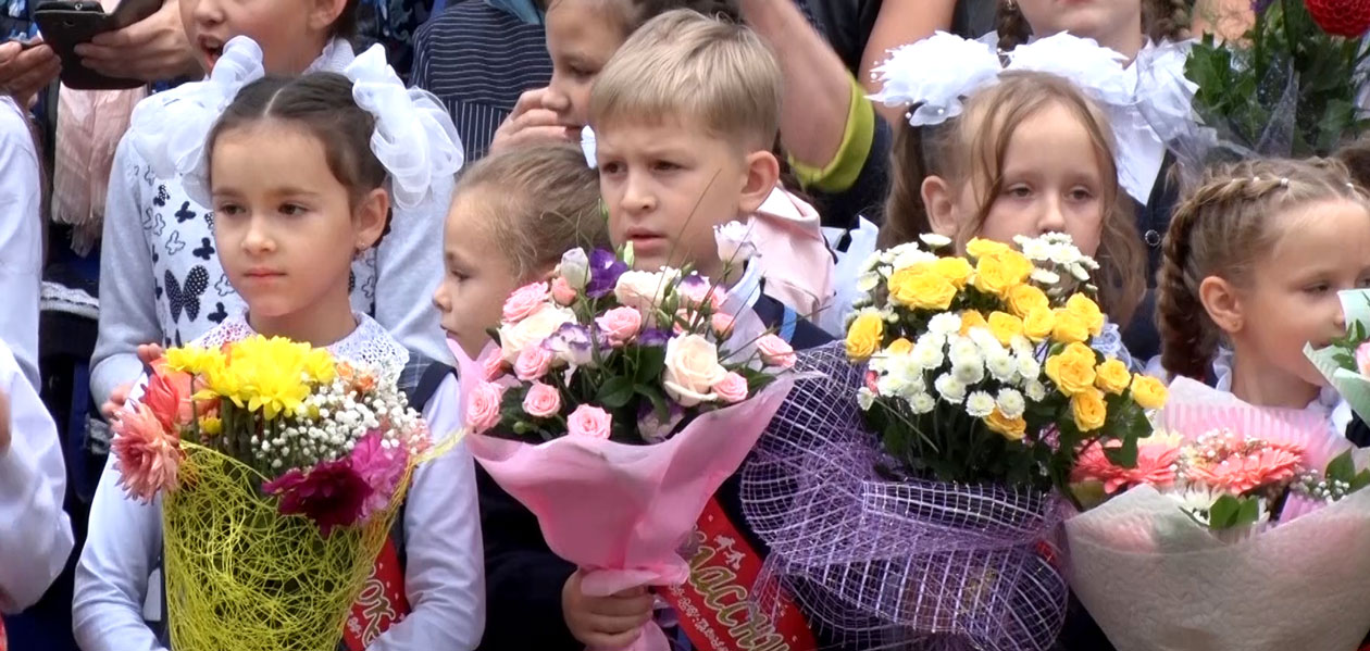 День знаний в Дзержинске начался с минуты молчания