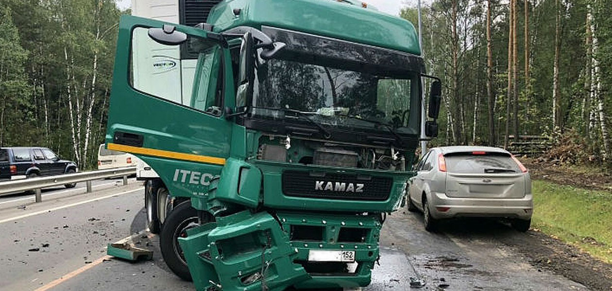Водитель иномарки погиб в серьезном ДТП на Арзамасской трассе