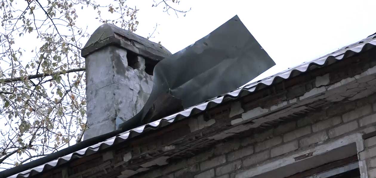 Верните крышу! Дзержинцы до сих пор страдают от последствий майского урагана