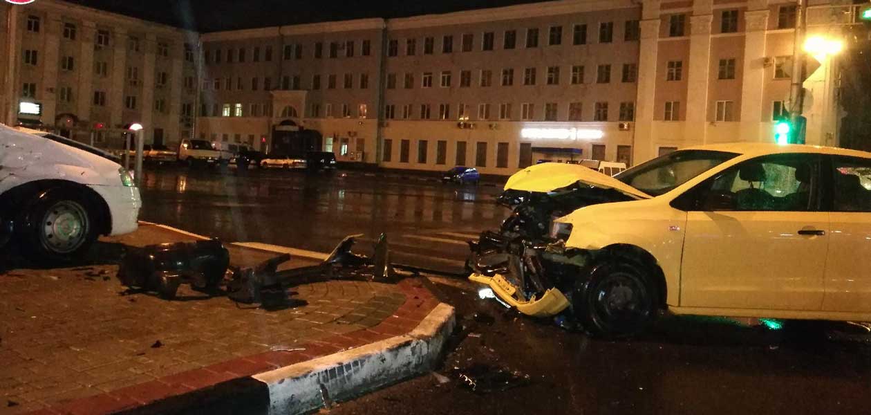 В Дзержинске столкнулись два такси. Пострадали пассажиры