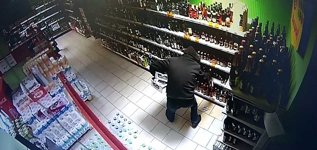 В Дзержинске посетитель магазина украл бутылку спиртного и закуску