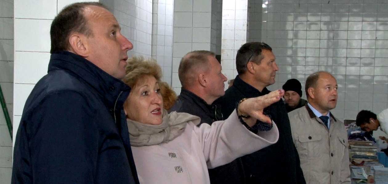 «Работы много, но ее закончат в срок». Виктор Нестеров проверил ход ремонта в малой чаше дзержинского бассейна и школе №40
