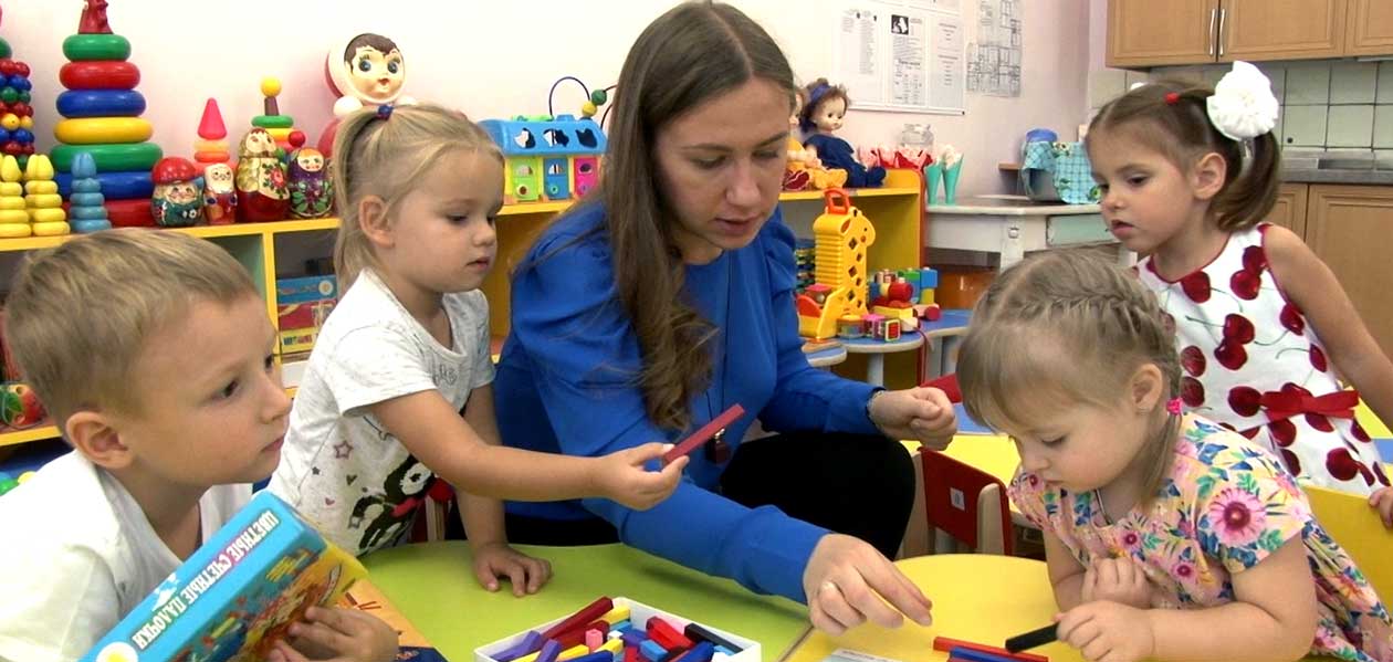 «Увидела счастливые глаза детей и не смогла уйти». Дзержинские воспитатели — о своей работе