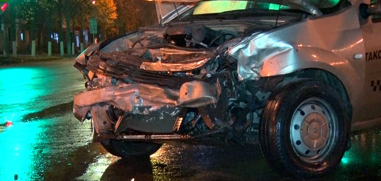 В Дзержинске водитель врезался в автомобиль такси. Пострадал пассажир