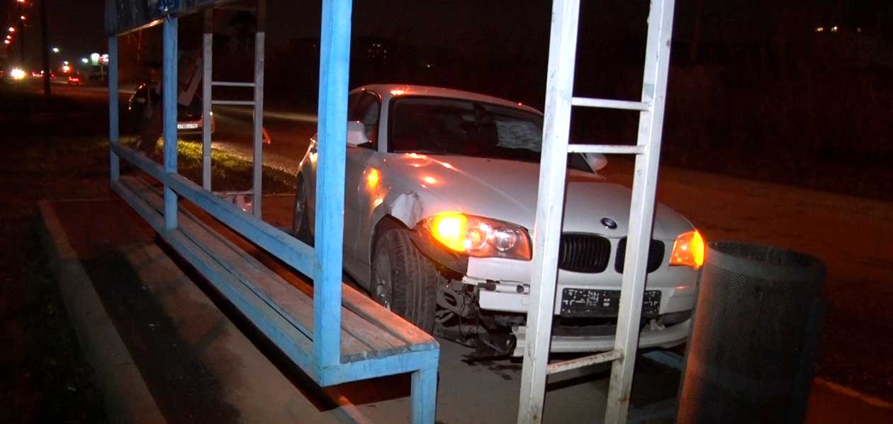 В Дзержинске белый BMW сбил фонарный столб и врезался в остановку