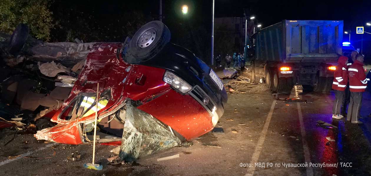 В Чувашии в ДТП с микроавтобусом и грузовиком погибли 13 человек